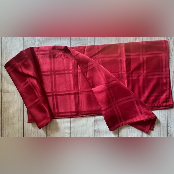 Boovet Living Red Square Tablecloth 52” x 52” Plaid Damask 100% Polyester NWOT - Picture 1 of 4